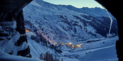 Hotels an der Piste - PLZ 6881 (Österreich) - Blaue Stunde - Flexenstraße mit Blick nach Stuben  - Hubertushof Wohlfühlhotel