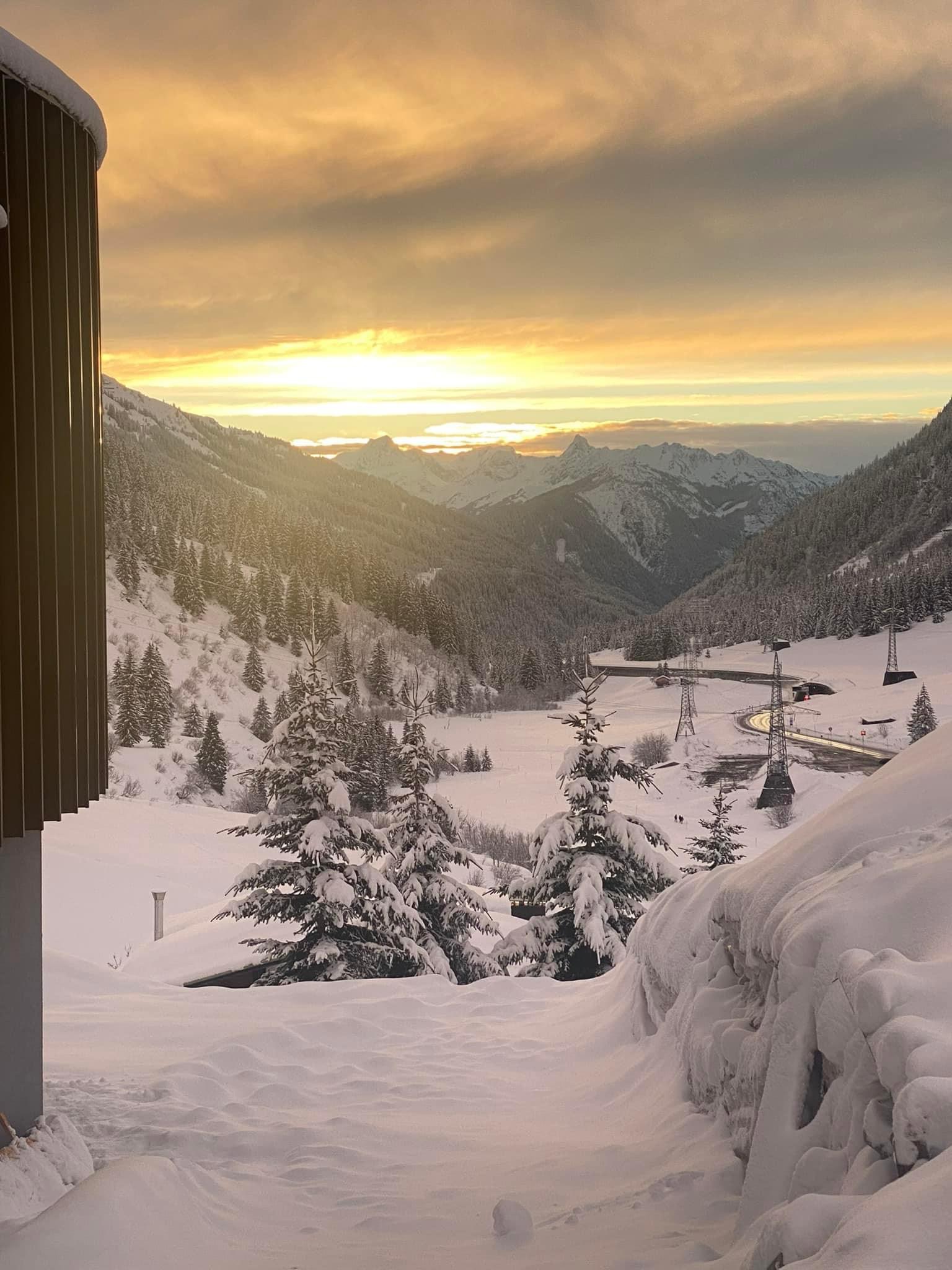 Skihotel: Blick ins Klostertal vom Hubertushof - Hubertushof Wohlfühlhotel