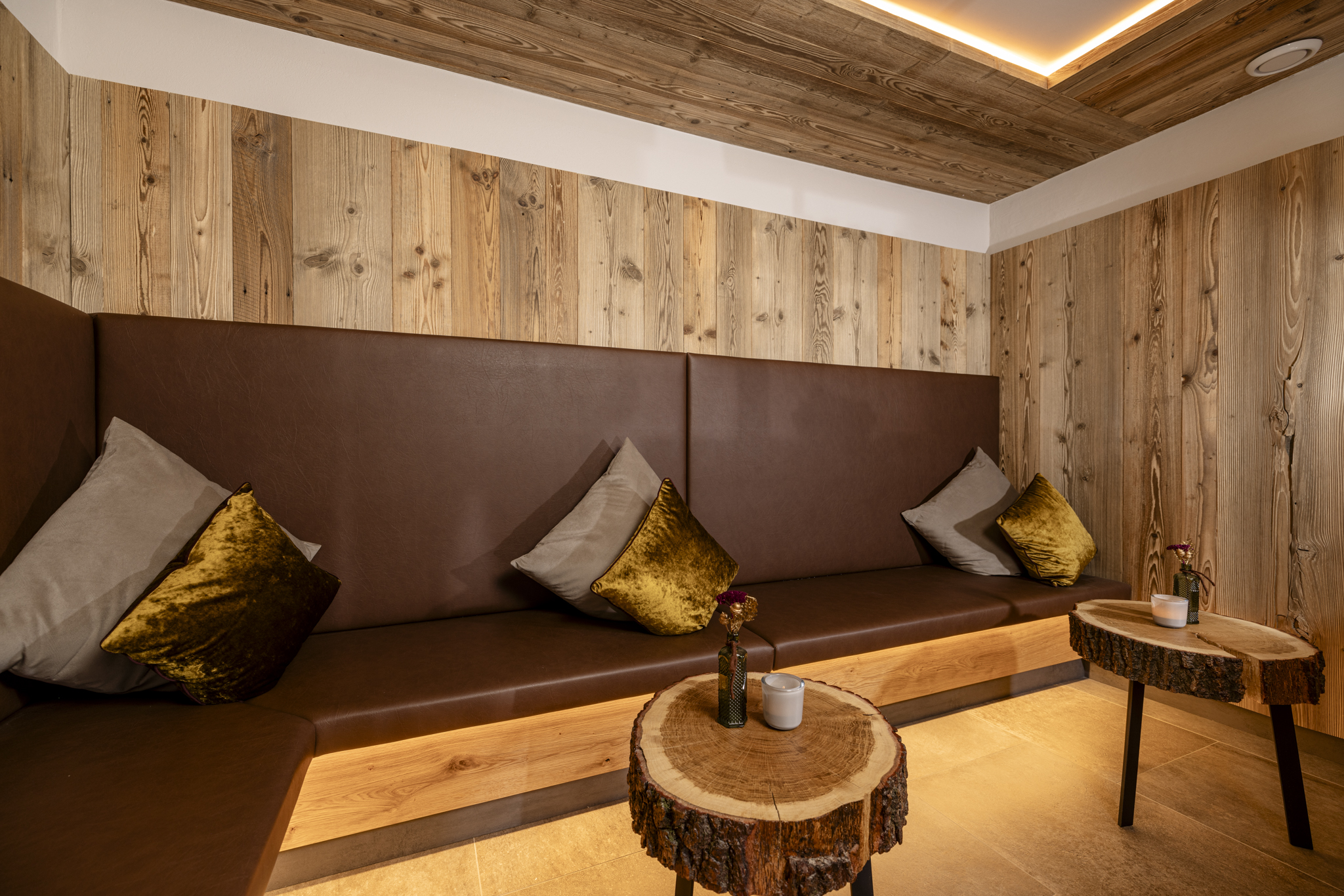 Skihotel: Sitzecke bei der Teebar im Wellnessbereich - VALARA Alpine Art Hotel