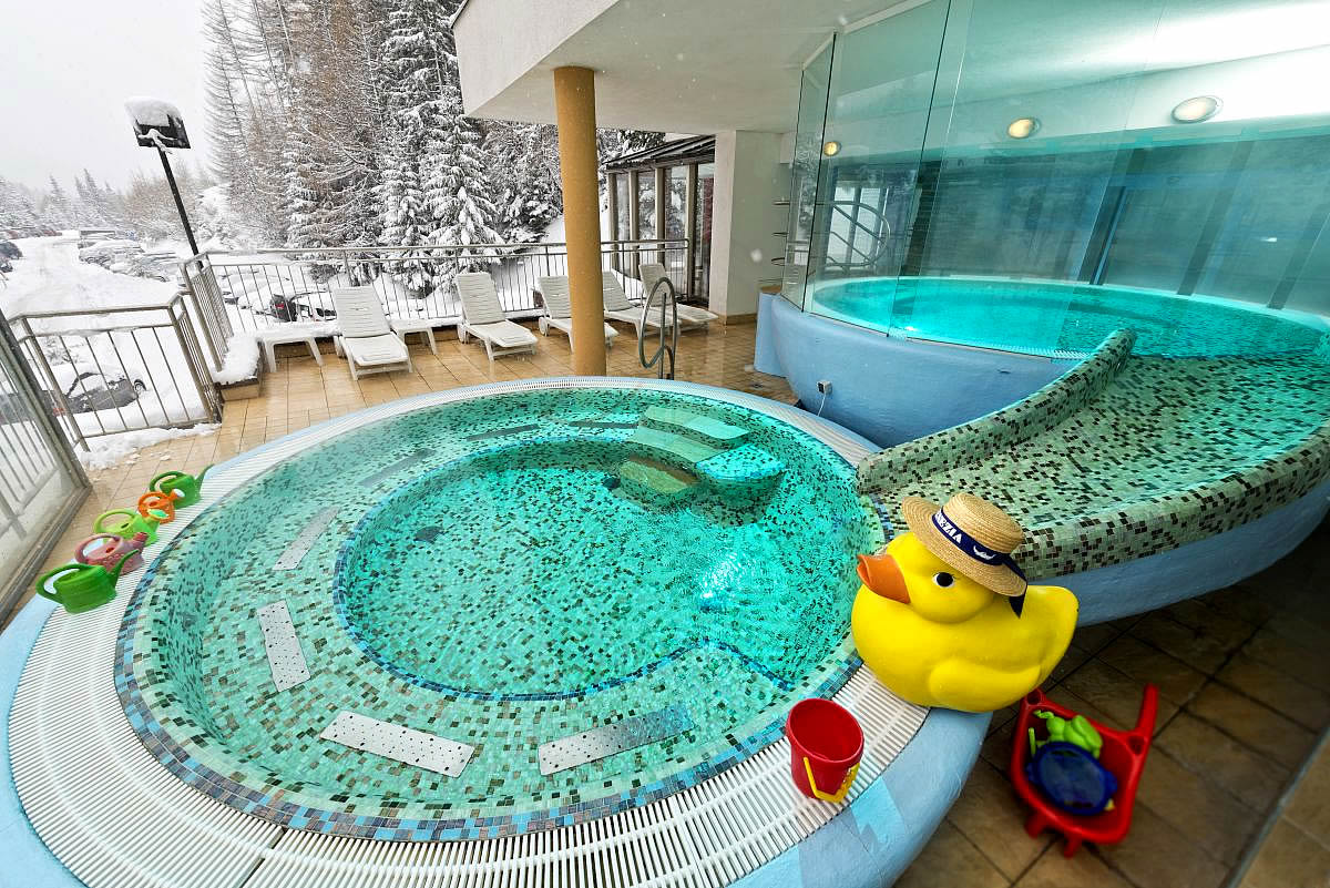 Hotels an der Piste - Kärnten - Außenpool - Familienhotel Hinteregger