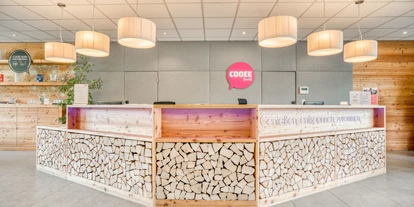 Hotels an der Piste - Verpflegung: Halbpension - Itter - Rezeption - COOEE alpin Hotel Kitzbüheler Alpen