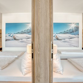 Skihotel: Familienzimmer - COOEE alpin Hotel Kitzbüheler Alpen
