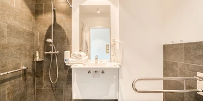 Hotels an der Piste - Verpflegung: Halbpension - Itter - Badezimmer im barrierefreien Zimmer - COOEE alpin Hotel Kitzbüheler Alpen