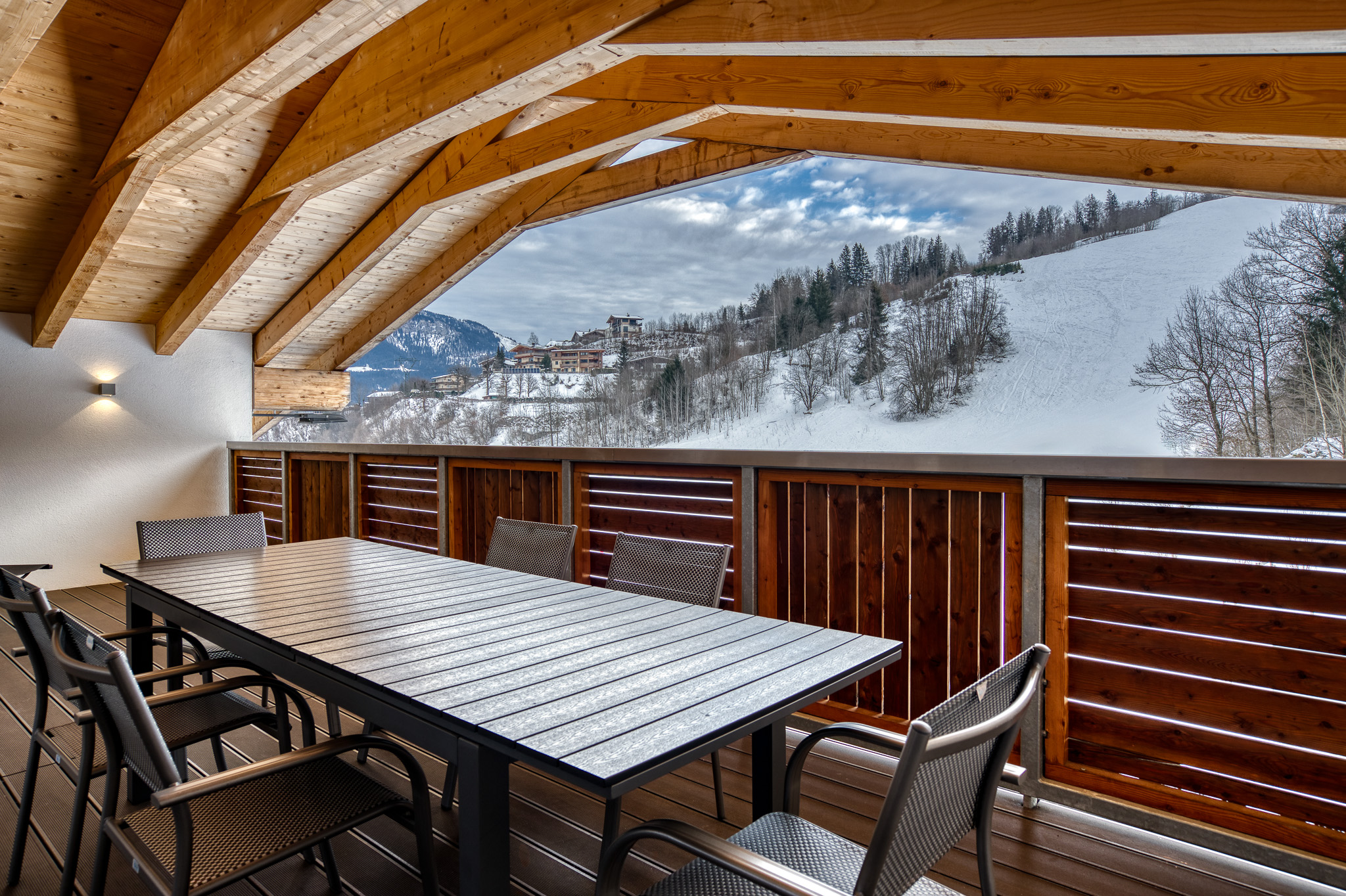 Skihotel: Ausblick vom Balkon des Apartments - COOEE alpin Hotel Kitzbüheler Alpen