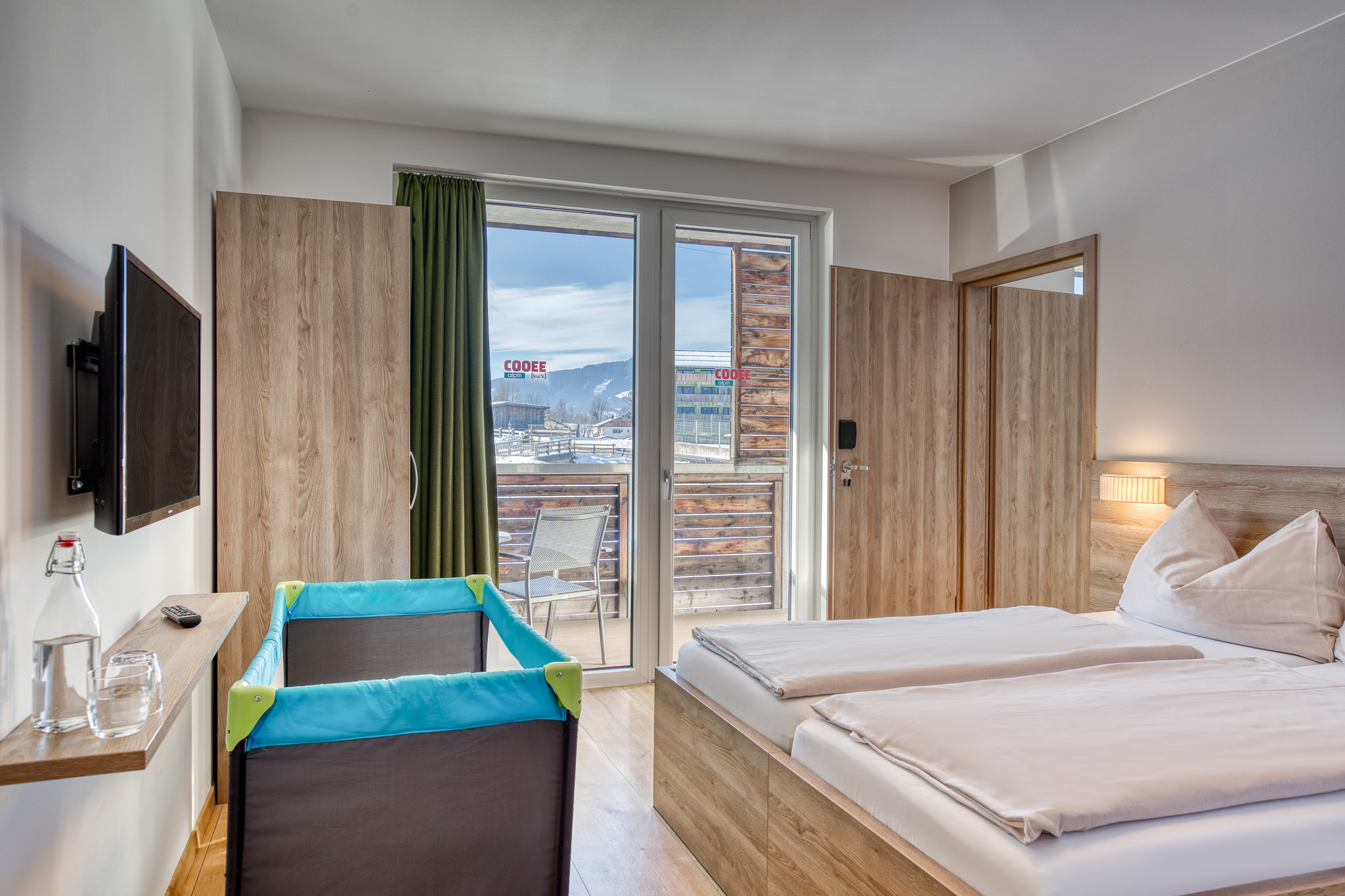 Skihotel: Babybett im Familienzimmer - COOEE alpin Hotel Kitzbüheler Alpen