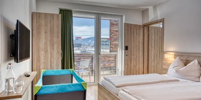 Hotels an der Piste - Verpflegung: Halbpension - Itter - Babybett im Familienzimmer - COOEE alpin Hotel Kitzbüheler Alpen