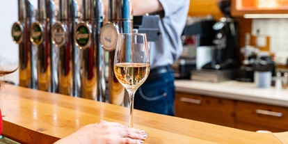 Hotels an der Piste - Verpflegung: Halbpension - Itter - Getränk an der Bar - COOEE alpin Hotel Kitzbüheler Alpen