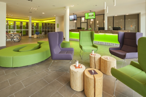 Skihotel: In der Lobby befinden sich neben der Rezeption auch die Ski Area samt Werkbank, verschließbare Sportlocker und viele gemütliche Sitzgelegenheiten. - Explorer Hotel Kitzbühel - Haus | Umgebung