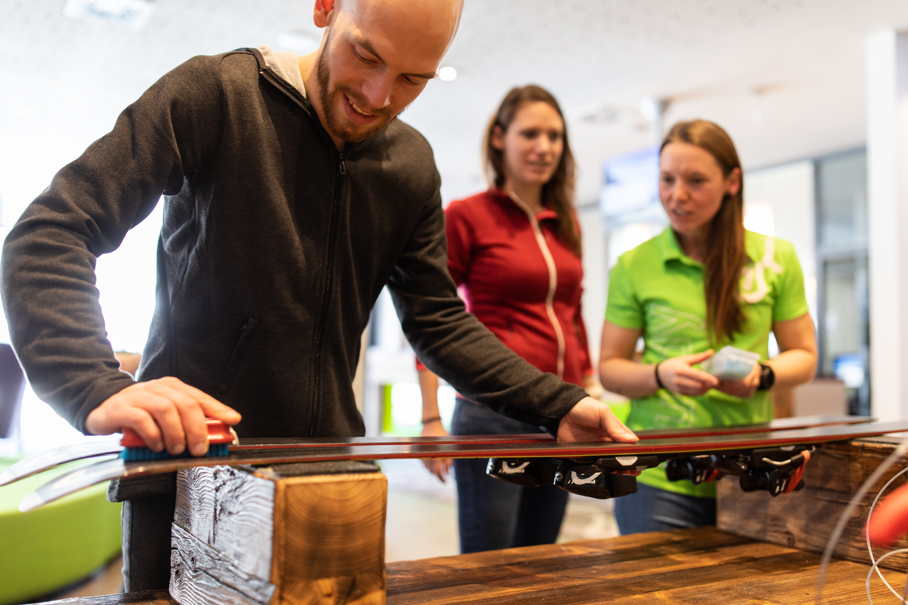 Hotels an der Piste - Preisniveau: günstig - Österreich - Bring Deine Ski oder Dein Snowboard an der Werkbank wieder auf Vordermann und verstaue sie sicher im Skikeller sowie in den Sportlockern. - Explorer Hotel Kitzbühel