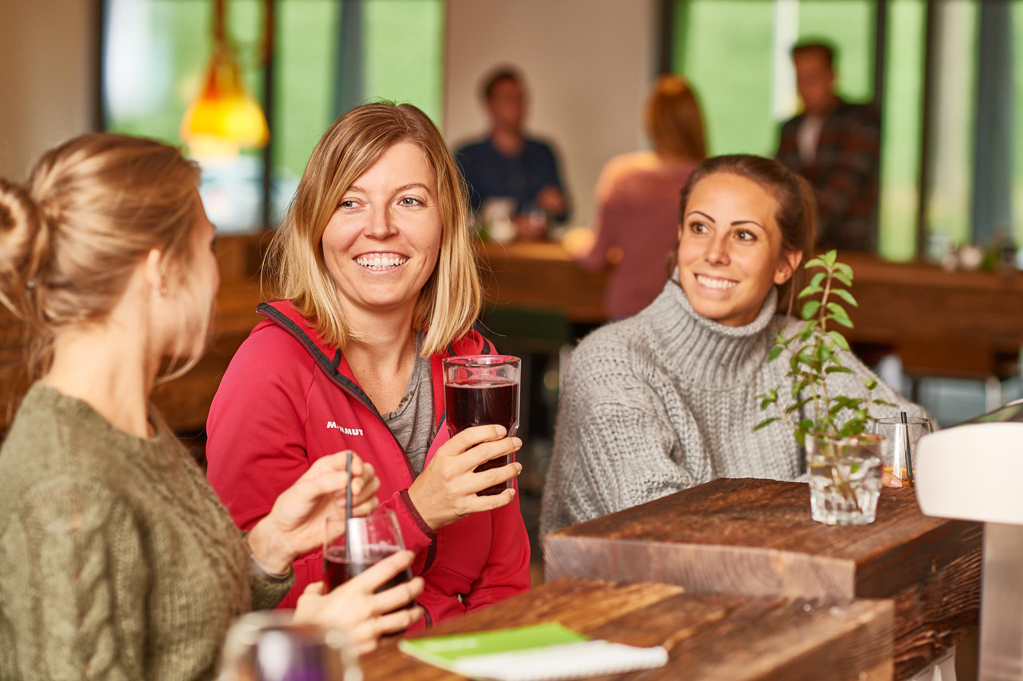 Skihotel: In der Explorer Lounge gibt es von nachmittags bis abends leckere Snacks und Drinks, um den Abend ausklingen zu lassen. - Explorer Hotel Kitzbühel - Kulinarik | Restaurant