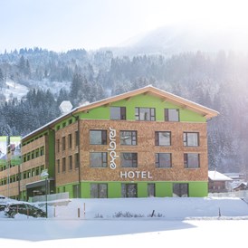 Skihotel: Außenansicht des Explorer Hotels Kitzbühel in St. Johann in Tirol - Explorer Hotel Kitzbühel