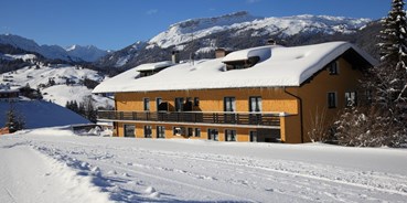 Hotels an der Piste - Skigebiet Oberstdorf Kleinwalsertal - Blick auf das Bed & Breakfast von Frank Simon und die Skipiste, die am Haus vorbei führt. - Frank Simon Bed & Breakfast