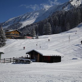 Skihotel: Das Bed & Breakfast und der Schwandlift im Skigebiet Kanzelwand-Fellhorn im Kleinwalsertal - Frank Simon Bed & Breakfast