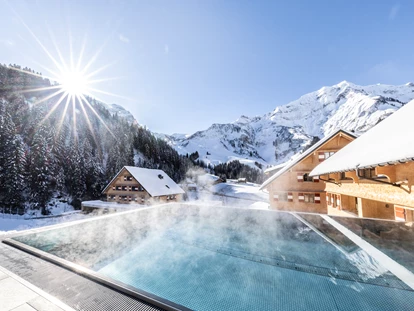 Hotels an der Piste - Mellau - Pool mit Bergblick - Berghaus Schröcken