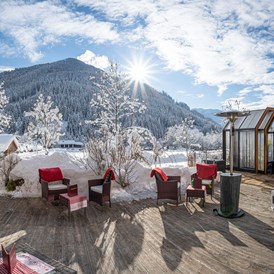 Skihotel: Beheizter & Überdachbarer Außenpool (Winter 31°C) und Blick auf unsere Sonnenterrasse  - Genusshotel Almrausch
