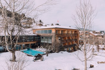 Skihotel: Außenansicht im Winter - Das Naturhotel Chesa Valisa