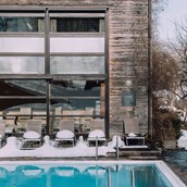 Skihotel - Pool im Winter - Das Naturhotel Chesa Valisa****s