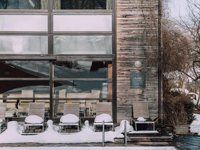 Hotels an der Piste - Mellau - Pool im Winter - Das Naturhotel Chesa Valisa****s
