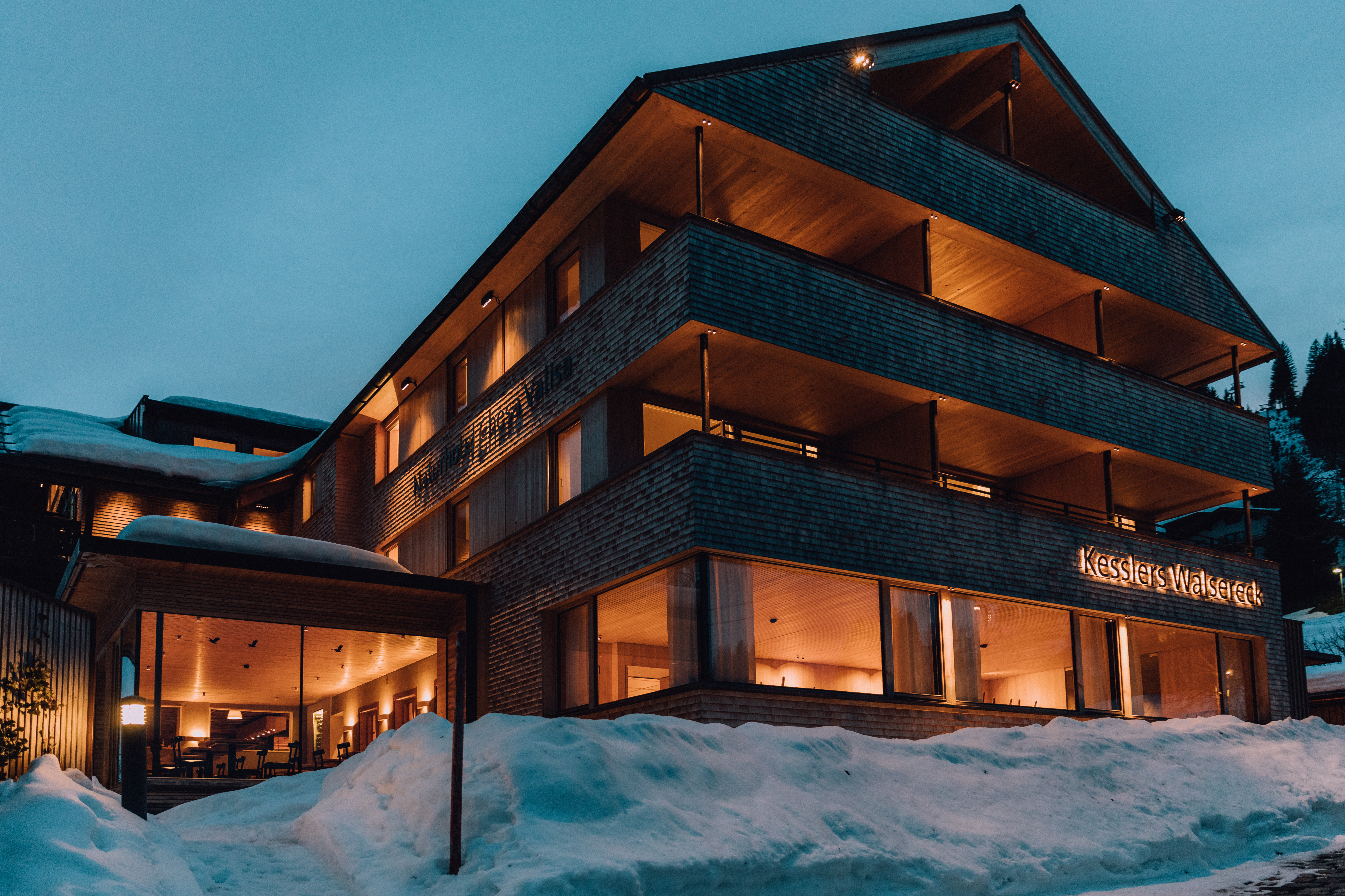 Skihotel: Kessler's Walsereck Abendstimmung - Das Naturhotel Chesa Valisa****s - Haus | Umgebung