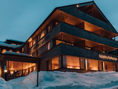 Hotels an der Piste - Mellau - Kessler's Walsereck Abendstimmung - Das Naturhotel Chesa Valisa****s