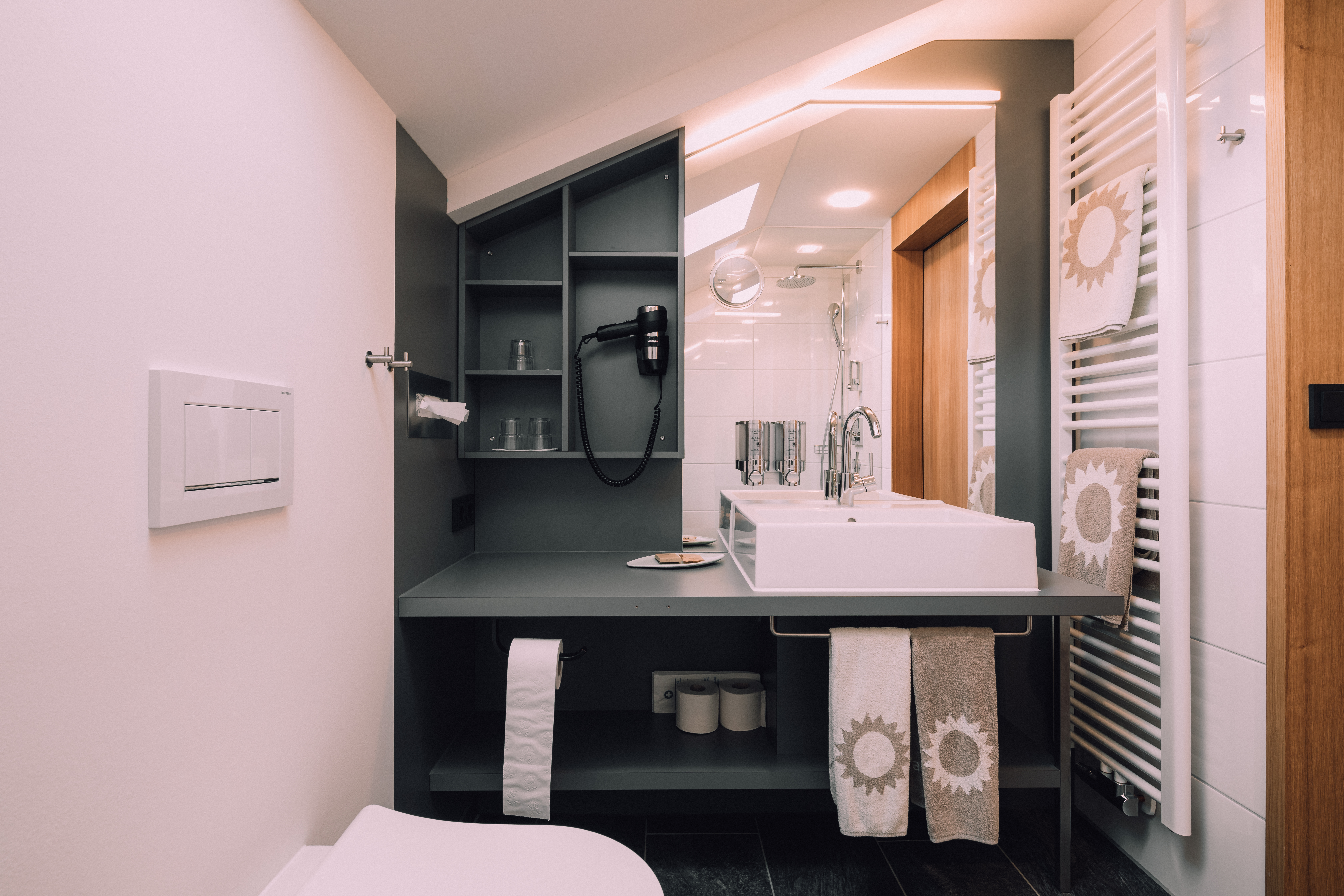 Skihotel: Badezimmer - Das Naturhotel Chesa Valisa****s - Wohnen | Schlafen