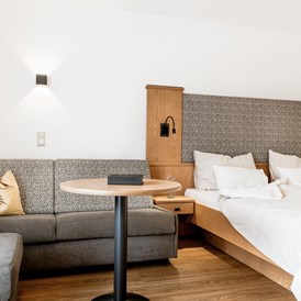 Skihotel: KOMFORTABEL Doppelzimmer mit Couch ohne Teppichboden - B&B Hotel Die Barbara