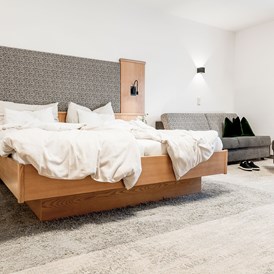 Skihotel: KOMFORTABEL Doppelzimmer mit Couch mit Teppichboden - B&B Hotel Die Barbara