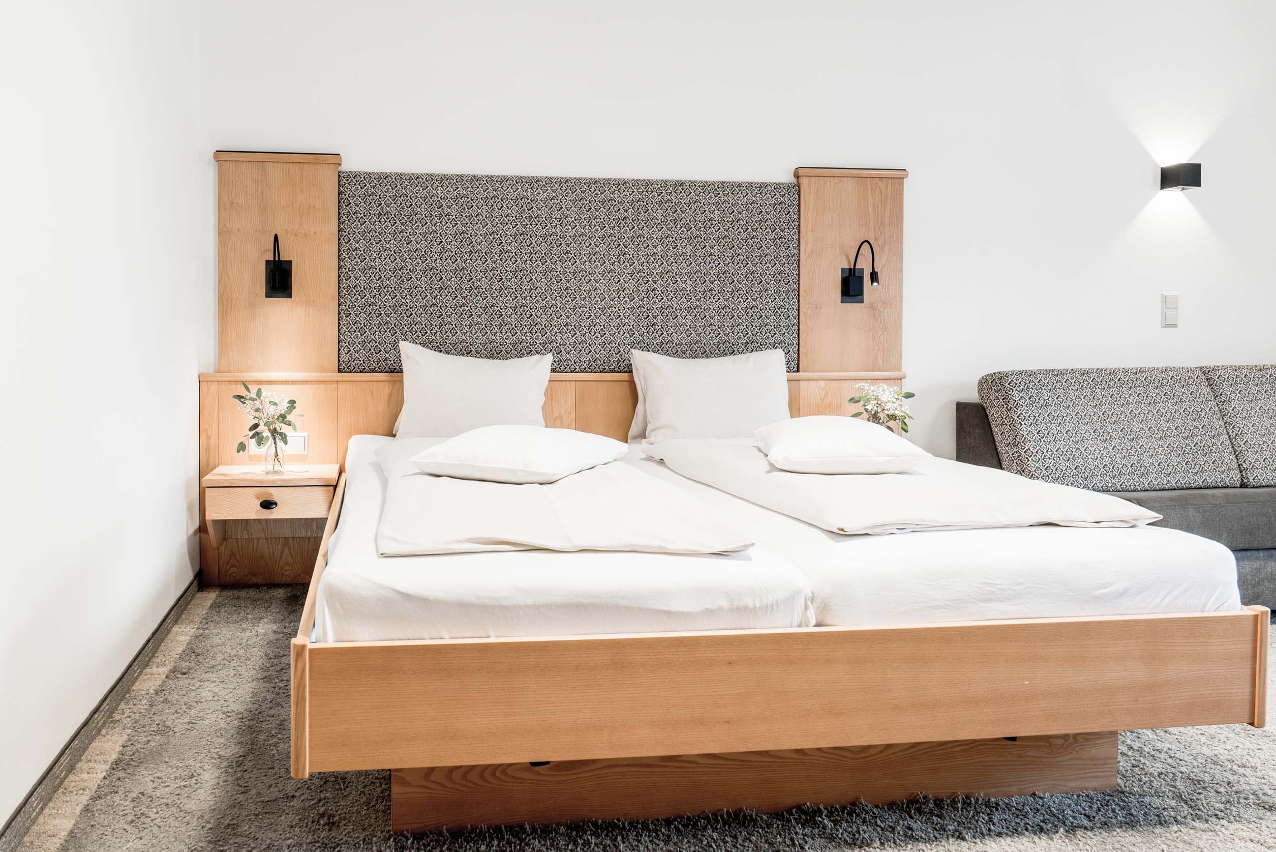 Skihotel: KOMFORTABEL Doppelzimmer mit Couch mit Teppichboden - B&B Hotel Die Barbara - Wohnen | Schlafen