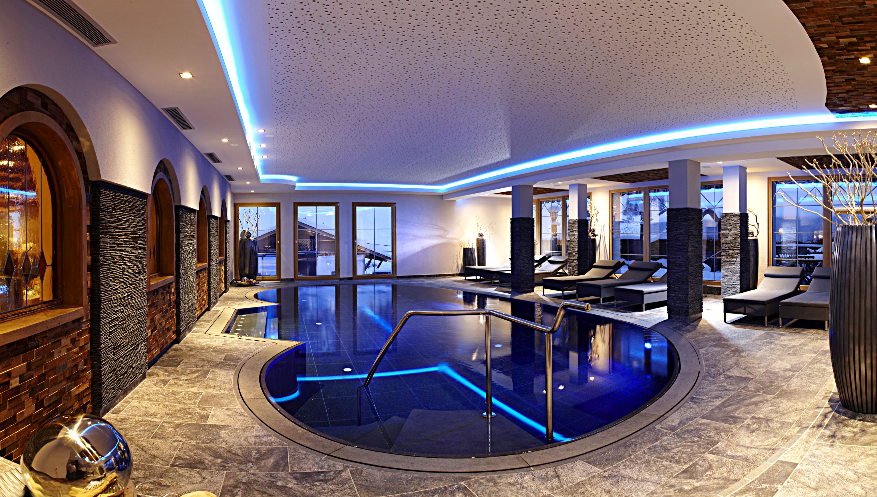 Hotels an der Piste - Rodeln - Ötztal - Hallenbad "Kleiner Bergsee" - Natur- & Alpinhotel Post