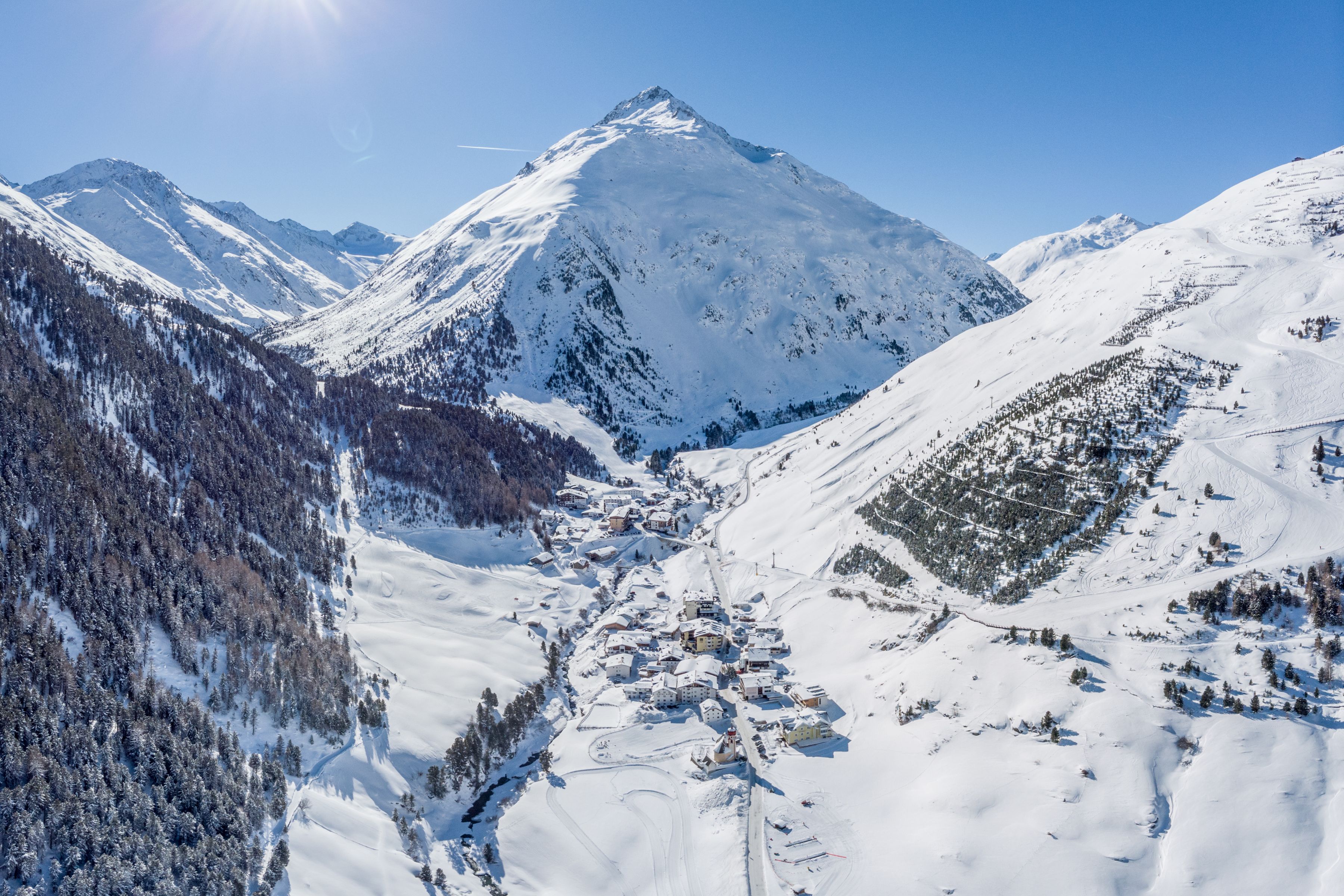 Hotels an der Piste - Rodeln - Ötztal - Ortsansicht Winter - Natur- & Alpinhotel Post