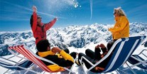 Hotels an der Piste - Skigebiet Sölden - Skifahren im strahlenden Sonnenschein am Gletscher - Skihotel Edelweiss Hochsölden