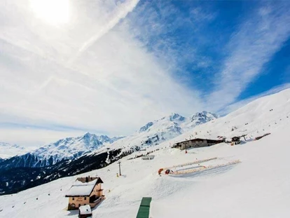 Hotels an der Piste - PLZ 6531 (Österreich) - Skifahren im strahlenden Sonnenschein am Gletscher - Skihotel Edelweiss Hochsölden