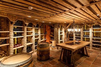 Skihotel: Traditioneller Weinkeller im Hotel - Skihotel Edelweiss Hochsölden