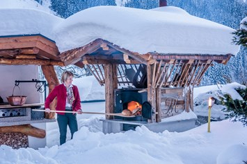 Skihotel: Die Gastgeberin am Brot backen - Hotel Marten