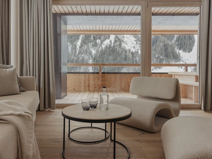 Hotels an der Piste - PLZ 6373 (Österreich) - Hotelsuite Gartenblick - Wohnraum - Hotel Marten