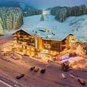 Skihotel - Hotel Sonnenhof - direkt an der Piste und Skigebiet Füssener Jöchle in Grän im Tannheimer Tal Fotocredit Ilja Kagan. - Hotel Sonnenhof 