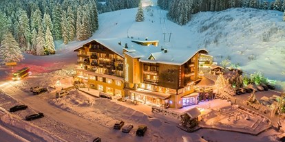 Hotels an der Piste - Tirol - Hotel Sonnenhof - direkt an der Piste und Skigebiet Füssener Jöchle in Grän im Tannheimer Tal Fotocredit Ilja Kagan. - Hotel Sonnenhof 