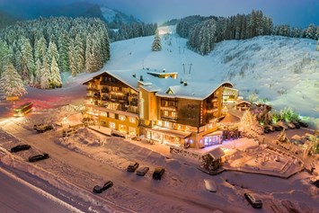 Skihotel: Hotel Sonnenhof - direkt an der Piste und Skigebiet Füssener Jöchle in Grän im Tannheimer Tal Fotocredit Ilja Kagan. - Hotel Sonnenhof 