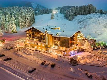 Hotels an der Piste - Skiverleih - Hotel Sonnenhof - direkt an der Piste und Skigebiet Füssener Jöchle in Grän im Tannheimer Tal Fotocredit Ilja Kagan. - Hotel Sonnenhof