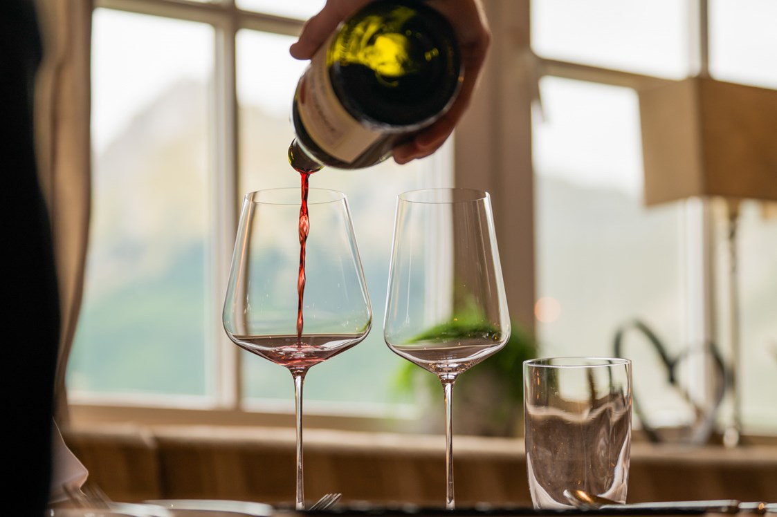 Skihotel: Die beste und umfangreichste Weinkarte im weiten Umkreis. 1150 verschiedene Weine und 70 Champagner warten auf Entdecker. - Hotel Sonnenhof 