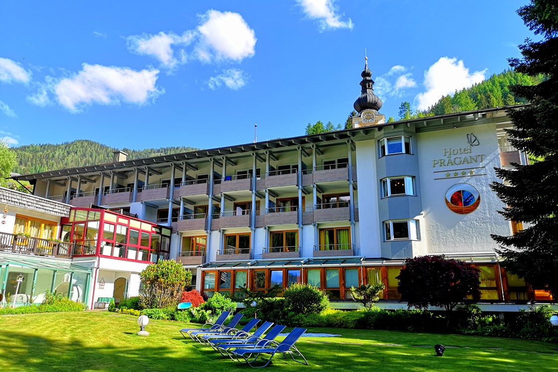 Skihotel: 4000 m² Garten im Sommer mit Aussenpool - Hotel Prägant ****