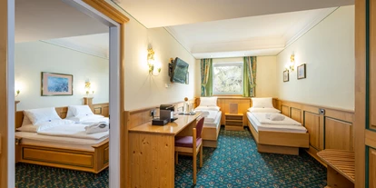 Hotels an der Piste - Trockenraum - Obertauern - Hotelappartement
Gemütliches Familienzimmer, ausgestattet mit einem Doppelbett und zwei Eeinzelbetten, auch als Doppelbett nutzbar. - Hotel Alpina