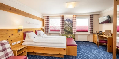 Hotels an der Piste - Trockenraum - Obertauern - Doppelzimmer Superior
Mit hochwertigen Zirbenmöbeln eingerichtetes Zmmer, ausgestattet mit einem Doppelbett und einem Fauteuil, Bbadezimmer mit Dusche. - Hotel Alpina