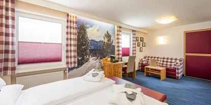 Hotels an der Piste - Trockenraum - Obertauern - Wohnstudio Superior
Im komfortablen Ambiente übernachten und mit Ihrer Familie Ihren Aufenthalt in einem unseren Familienzimmer genießen, ausgestattet mit Doppelbett und Doppelcouchbett. - Hotel Alpina