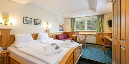 Hotels an der Piste - Trockenraum - Obertauern - Wohnstudio
Im rustikalem Stil gemütlich eingerichtetes Zimmer mit Doppelbett und Doppelcouchbett, Badezimmer mit Badewanne, ideal für Familien mit Kindern. - Hotel Alpina