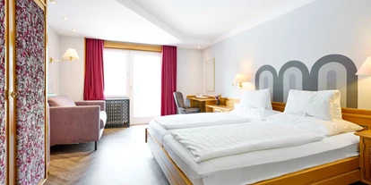 Hotels an der Piste - Trockenraum - Obertauern - Gemütliches Zimmer, ausgestattet mit einem Doppelbett und einem Couchbett. - Hotel Alpina