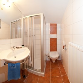 Skihotel: Badezimmer Doppelzimmer "Zirbe" - Hotel Berghof