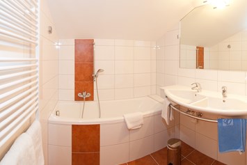 Skihotel: Badezimmer Doppelzimmer "Fichte" - Hotel Berghof