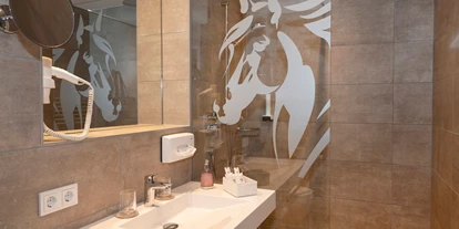 Hotels an der Piste - Skiraum: vorhanden - Unterlangkampfen - Symbolfoto Badezimmer Familienappartement / Zimmer Lahnerköpfl Alpine Lodge  - Hotel Wastlhof