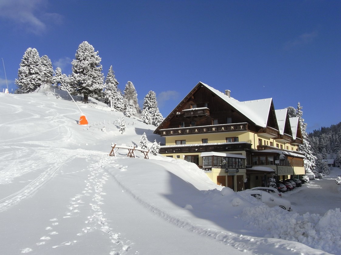 Skihotel: Hotel Turracherhof mit Blick von der Piste/Lift - Hotel Turracherhof